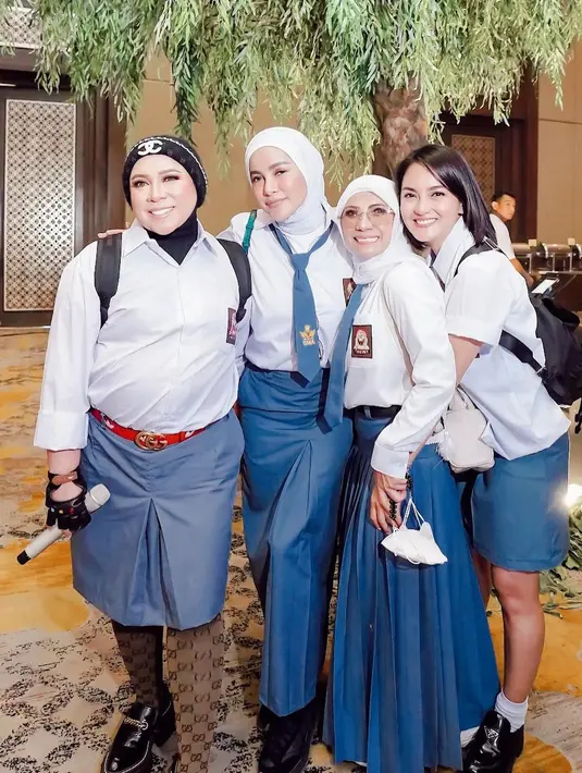 Olla Ramlan berpose bersama penyanyi Melly Goeslow yang juga turut hadir ke ulang tahun Ussy Sulistiawaty. Olla begitu bersuka ria dan menikmati acara yang dihelat oleh Ussy sebagai perayaan atas pertambahan usianya. Dan kala mengenakan seragam SMA. (Instagram/ollaramlan)