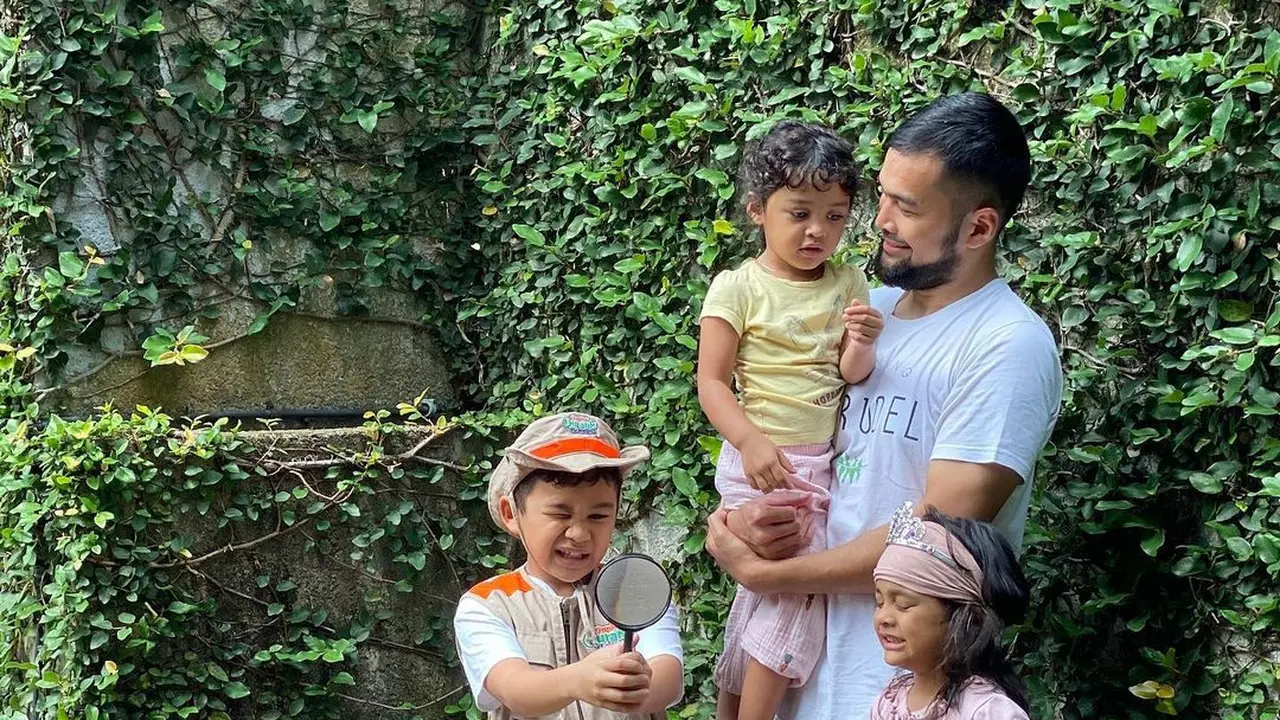 Teuku Wisnu dan anak-anaknya. (Instagram/ teukuwisnu)