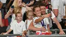 Para pemain Timnas Wanita Inggris, Ella Toone melakukan swafoto saat timnya menjadi juara Euro 2022 usai mengalahkan Jerman 2-1 pada babak final di stadion Wembley, di London, pada Juli 31 Desember 2022. (AFP/Justin Tallis)