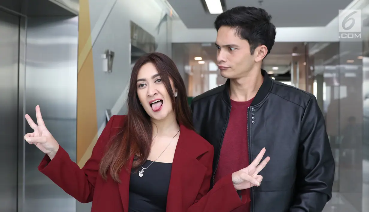 Gaya artis Nafa Urbach bersama Kevin Kambey saat bertandang ke Liputan 6 di SCTV Tower, Jakarta, Selasa (10/4). Nafa dan Kevin mempromosikan film terbaru mereka yang berjudul 'Kembang Kantil'. (Liputan6.com/Arya Manggala)