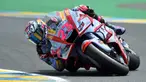 Pembalap Gresini Racing Enea Bastianini mengendarai motornya saat MotoGP Prancis 2022 di Sirkuit Bugatti, Le Mans, Prancis, 15 Mei 2022. Enea Bastianini berhasil menang dramatis di MotoGP Prancis 2022. (JEAN-FRANCOIS MONIER/AFP)