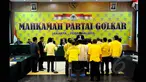 13 saksi dari kubu Aburizal Bakrie melakukan pengambilan sumpah saat sidang Mahkamah Partai Golkar di DPP Partai Golkar, Jakarta, Rabu (25/2/2015). Sidang digelar untuk mendamaikan dua kubu Aburizal Bakrie dan Agung Laksono. (Liputan6.com/Andrian M Tunay)