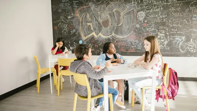 3. Latih Kemampuan Sosial dan Cara Berteman