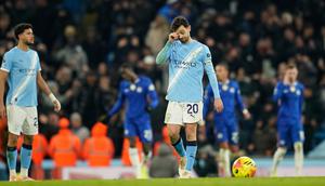 Pemain Manchester City, Bernardo Silva, tampak lesu setelah ditahan imbang Chelsea pada lanjutan Liga Inggris di Etihad Stadium, Senin (5/1/2026). (AP Photo/Dave Thompson)