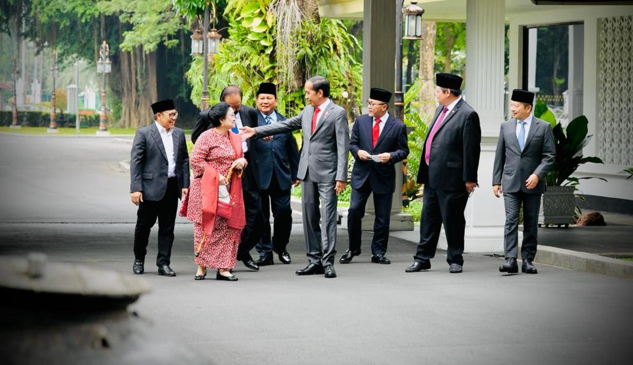 Presiden Joko Widodo berjalan kaki bersama Megawati Soekarnoputri, Prabowo Subianto, Airlangga Hartarto, Muhaimin Iskandar, Surya Paloh, Zulkifli Hasan, dan Suharso Monoarfa menuju Istana Negara untuk menghadiri pelantikan menteri dan wakil menteri, Jakarta, Rabu, 15 Juni 2022. (Foto: Laily Rachev - Biro Pers Sekretariat Presiden)