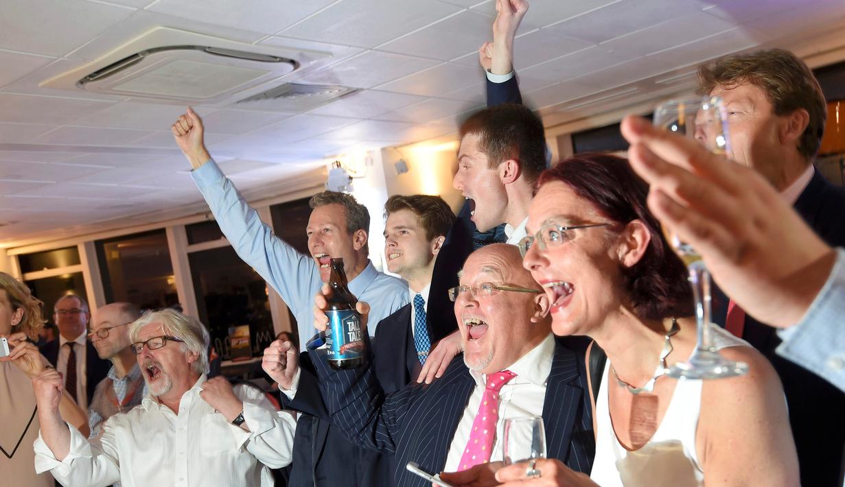 Pendukung Brexit bersorak di pesta Leave.UE setelah melihat hasil penghitungan sementara referendum Inggris yang menunjukkan mayoritas rakyat Inggris memilih “Brexit” alias keluar dari Uni Eropa, di London, Kamis (23/6). (REUTERS/Toby Melville)