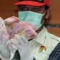 Penyidik menunjukkan barang bukti hasil operasi tangkap tangan (OTT) Bupati Bengkulu Selatan Dirwan Mahmud di KPK, Jakarta, Rabu (16/5). Dalam OTT tersebut KPK mengamankan uang tunai sebesar Rp 100 juta. (Merdeka.com/Dwi Narwoko)