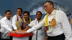 Direktur Pemasaran PT Pertamina Ahmad Bambang (kedua kanan) saat meresmikan Terminal Supply Point & Distribution Batakan, di Balikpapan, Senin (21/9/2015). TSP ini mampu menampung sebanyak 8.000 drum dan 820.000 Liter pelumas. (Liputn6.com/Yoppy Renato)