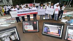 Sejumlah pelajar yang mewakili dari 30 sekolah Bekasi, Tangerang dan Bogor saat beraksi di depan Istana Presiden, Jakarta, Sabtu (25/2). Dalam aksinya para siswa-siswi pelajar tersebut menolak jadi target dari iklan rokok. (Liputan6.com/Helmi Afandi)