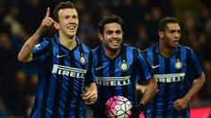 Para pemain Inter Milan merayakan gol yang dicetak oleh Ivan Perisic ke gawang Bologna pada laga Serie A Italia di Stadion San Siro, Sabtu (12/3/2016). Inter Milan berhasil menang 2-1 atas Bologna. (AFP/Giuseppe Cacace)