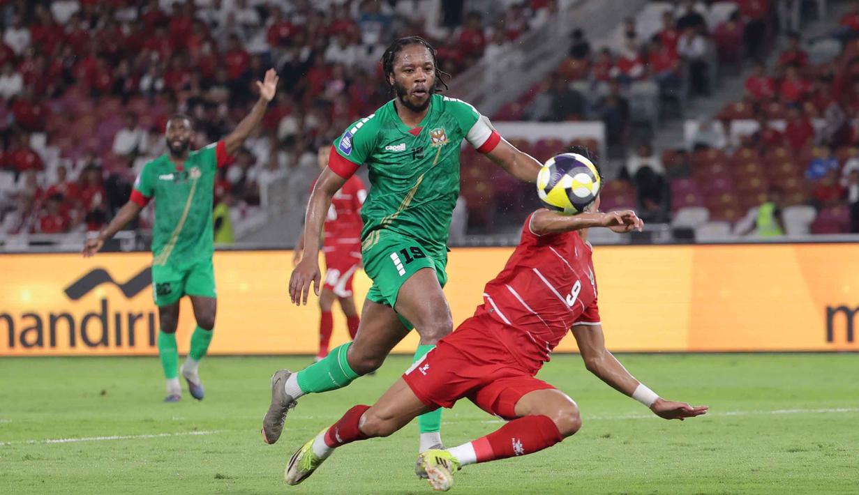 Tampil di hadapan pendukung sendiri, Timnas Indonesia mulai mengancam pertahanan Saint Kitts and Nevis sejak menit awal pertandingan. Tampak dalam foto, pemain Timnas Indonesia, Ramadhan Sananta (kanan) berusaha menahan laju Romaine Sawyers (Saint Kitts and Nevis) pada ajang FIFA Series 2026 di Stadion Utama Gelora Bung Karno (SUGBK), Jumat (27/3/2026) malam WIB. (Bola.com/Abdul Aziz)