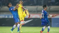 Striker Sriwijaya FC, Hilton Moreira, berebut bola dengan gelandang Persib, Hariono, pada laga Torabika Soccer Championship 2016 di Stadion Si Jalak Harupat, Bandung, Sabtu (30/4/2016). (Bola.com/Vitalis Yogi Trisna)