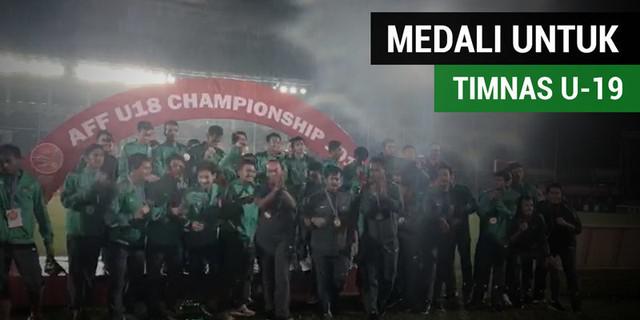 VIDEO: Pemberian Medali untuk Timnas Indonesia U-19 Diwarnai Hujan