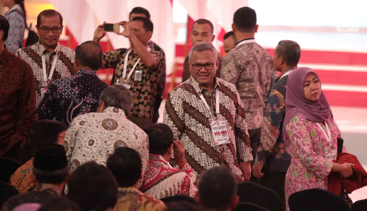 Ketua KPU Arief Budiman ketika menghadiri Debat Capres di Hotel Sultan, Jakarta, Minggu (17/2). Debat mengusung tema pangan, energi, infrastruktur, sumber daya alam, dan lingkungan hidup. (Liputan6.com/Faizal Fanani)