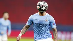 Wajah bek Manchester City, Kyle Walker, tertutup bola saat melawan Borussia Moenchengladbach pada laga Liga Champions di Puskas Arena, Kamis (25/02/2021). City menang dengan skor 2-0. (AP/Laszlo Balogh)