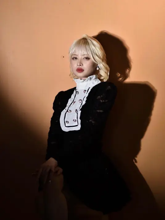 Saat ini Feni Fitriyanti memiliki 170 ribu followers di Instageam. Member JKT48 berambut pirang ini sering unggah foto yang menarik perhatian para penggemar. Seperti saat ia berdandan formal layaknya seorang jaksa dengan pakai hitam dengan ada corak putih di dada. (Liputan6.com/IG/@jkt48feni)