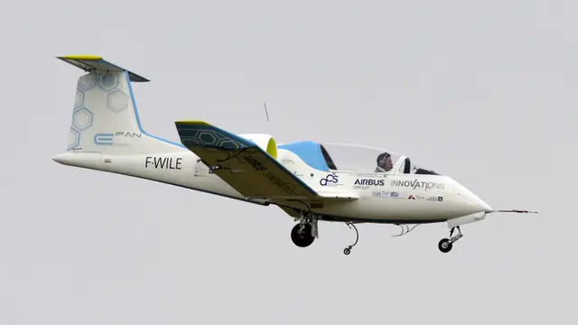 Pesawat terbang bertenaga listrik hasil kerja sama Aero Composite Saintonge (ACS) dan Airbus Group. (Photo by JEAN-PIERRE MULLER / AFP)