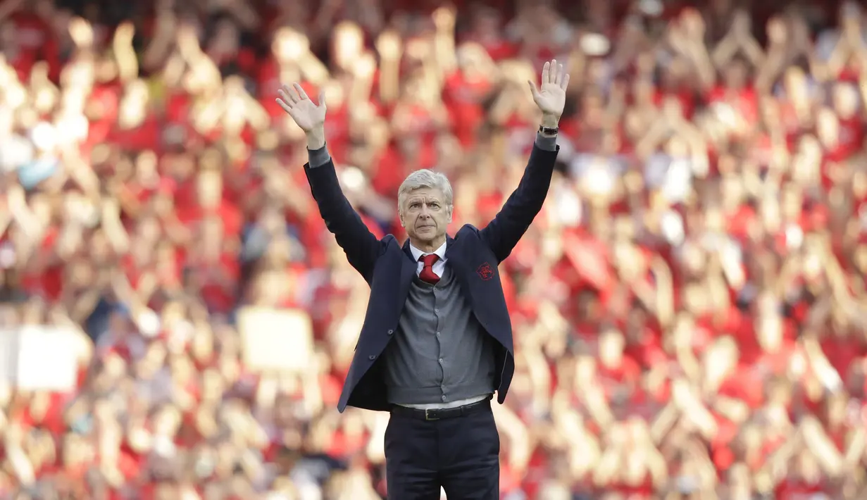 Arsene Wenger melambaikan tangan untuk fans pada laga terakhir tuan rumah di markas Arsenal Emirates Stadium, London, (6/5/2018). Arsene Wegner mengumumkan mundur sebagai pelatih setelah 22 tahun bersama Arsenal. (AP/Matt Dunham)