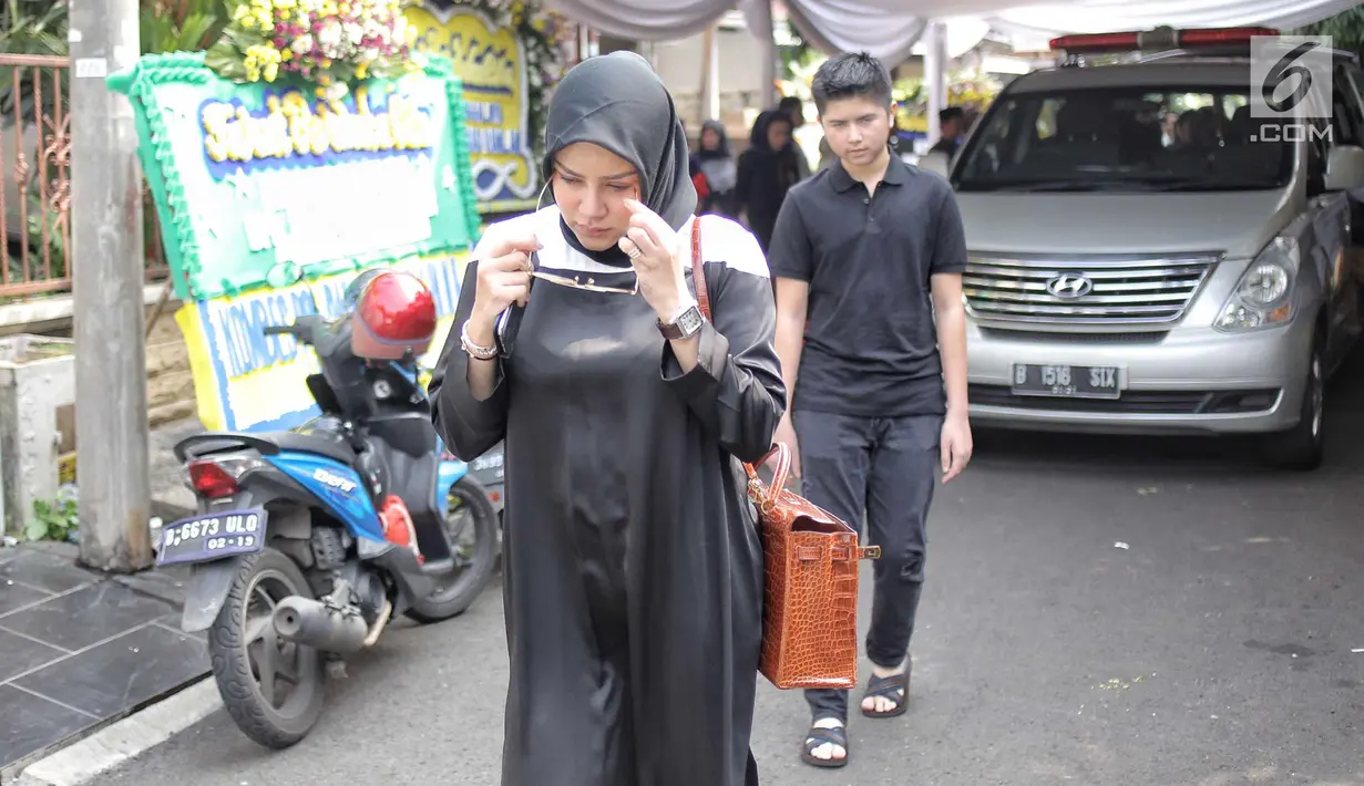 Olla Ramlan didampingi anaknya, Sean mendatangi rumah duka sang ayahanda, Muhammad Ramlan, kawasan Pondok Indah, Jakarta Selatan, Selasa (5/6). Ayahanda dari Olla Ramlan itu menghembuskan napas terakhirnya di usia 72 tahun. (Liputan6.com/Faizal Fanani)