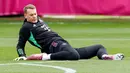 Kiper Bayern Munchen Manuel Neuer melakukan peregangan selama sesi Latihan menjelang leg kedua semifinal Liga Champions 2023/2024 di tempat latihan Saebener Strasse di Munich, Selasa (7/5/2024). (ALEXANDRA BEIER / AFP)