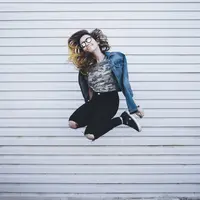 Ilustrasi orang bahagia. Sumber foto: unsplash.com/Anthony Ginsbrook.