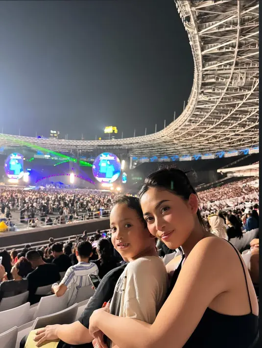 Rachel Vennya tampil menawan bersama sang buah hati. Ia mengenakan tank top hitam berpose bersama anak pertamanya, memamerkan wajah dirias natural. [Foto: Instagram/rachelvennya]