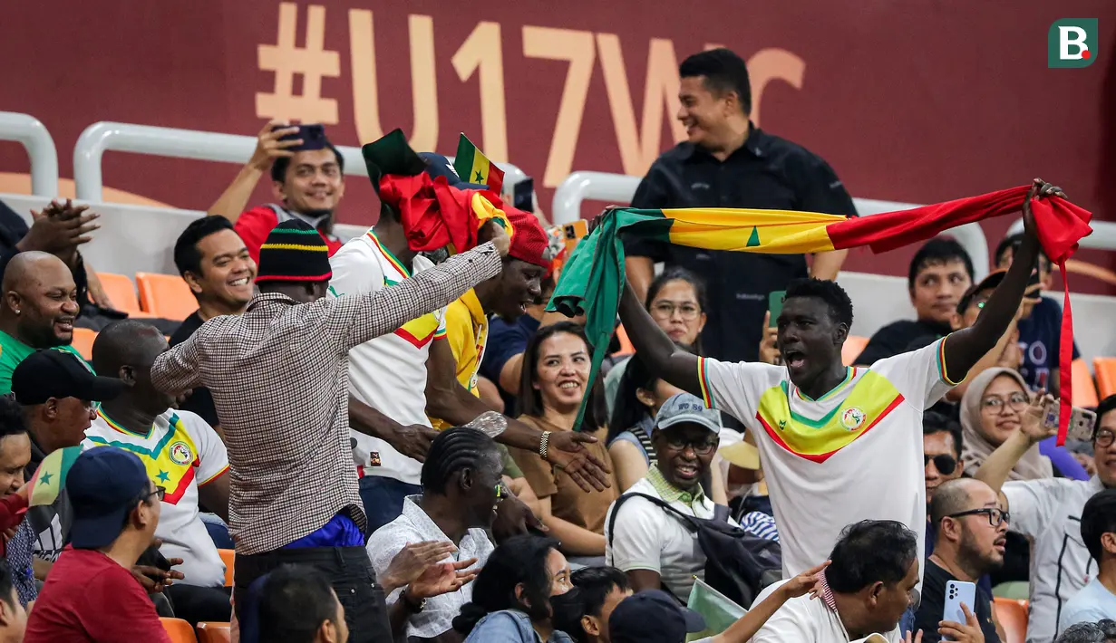 <p>Sejumlah suporter Senegal menari dan bernyanyi untuk mendukung timnya saat 16 Besar Piala Dunia U-17 2023 melawan Timnas Prancis U-17 yang berlangsung di Jakarta Internetional Stadium (JIS), Jakarta, Rabu (22/11/2023). (Bola.com/Bagaskara Lazuardi)</p>