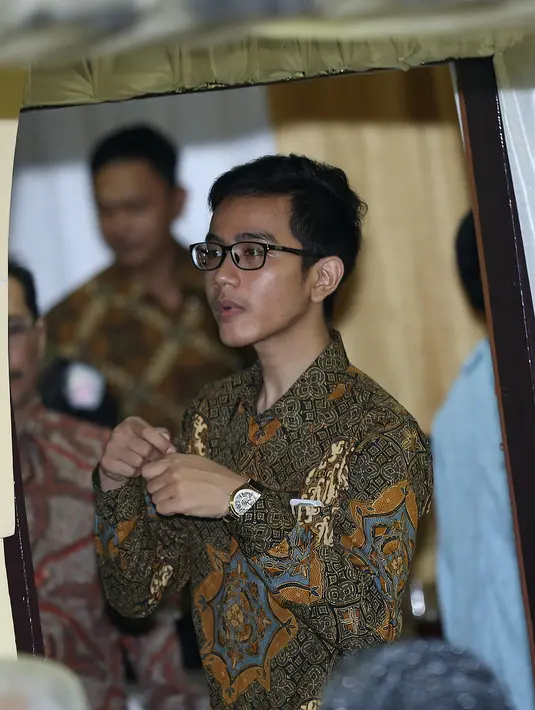 Di tengah acara lamaran berlangsung, Gibran Rakabuming masih menyempatkan diri untuk memantau kelancaran acara. (Galih W. Satria/Bintang.com)