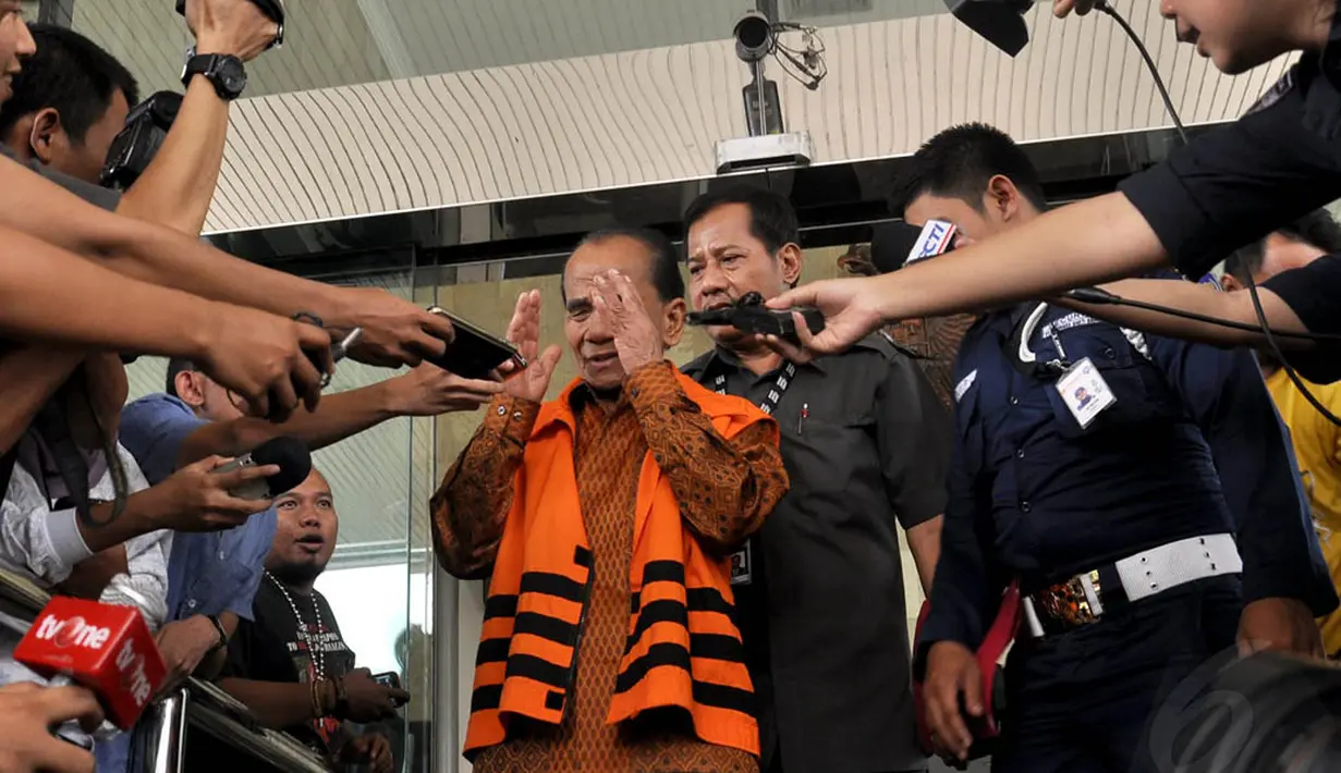 Beberapa kali Annas Maamun terlihat menutup wajah dan mengusap air matanya, Jakarta, (8/10/14). (Liputan6.com/Miftahul Hayat)