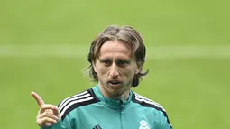Gelandang Real Madrid, Luka Modric bereaksi saat ia mengambil bagian dalam sesi latihan tim di Stadion Etihad di Manchester, Inggris barat laut, pada 25 April 2022. Real Madrid akan bertanding melawan Manchester City pada leg pertama semifinal Liga Champions. (AFP/Oli Scarff)