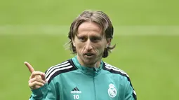 Gelandang Real Madrid, Luka Modric bereaksi saat ia mengambil bagian dalam sesi latihan tim di Stadion Etihad di Manchester, Inggris barat laut, pada 25 April 2022. Real Madrid akan bertanding melawan Manchester City pada leg pertama semifinal Liga Champions. (AFP/Oli Scarff)