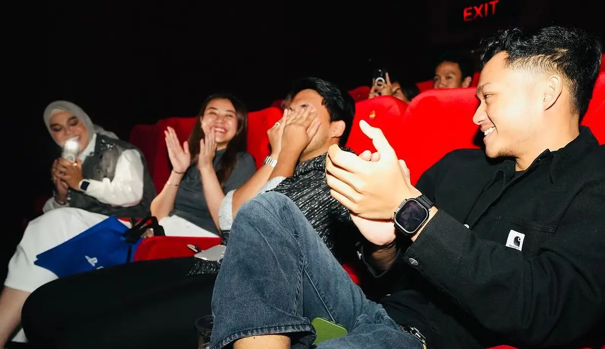 Di sampingnya, ada Thariq yang mengenakan kemeja nuansa monokrom. [@thariqhalilintar]