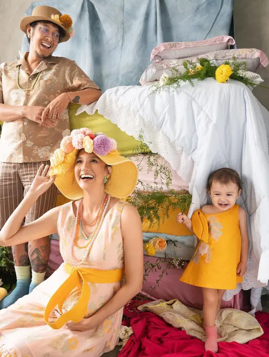 Untuk mengabadikan kehamilannya kali ini, Nadine Chandrawinata menjalani maternity shoot bersama fotografer Winston Gomez dengan tema yang unik. [@winstongomez]