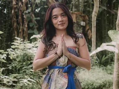 Abigail Cantika membagikan momen saat menjalani ritual melukat di Bali. Dalam unggahannya, ia terlihat memakai kain jarik serta selendang berwarna biru. (Liputan6.com/IG/@abigailcantika)