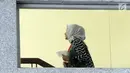 Dirut Pertamina, Nicke Widyawati (hijab) menaiki tangga untuk menjalani pemeriksaan di Gedung KPK, Jakarta, Senin (10/6/2019). Nicke Widyawati diperiksa sebagai saksi untuk tersangka mantan Dirut PLN Sofyan Basir terkait kasus dugaan suap proyek pembangunan PLTU Riau-1. (merdeka.com/Dwi Narwoko)
