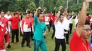 Presiden Jokowi saat mengikuti senam pagi bersama di halaman Istana Bogor, Jawa Barat, Sabtu (12/8). Jokowi melakukan senam bersama 540 mahasiswa dalam rangkaian acara Peluncuran Program Penguatan Pendidikan Pancasila. (Liputan6.com/Angga Yuniar)