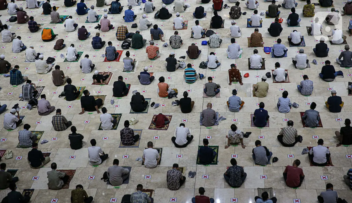 Umat muslim melaksanakan sholat Jumat terakhir pada Ramadhan 1442 H di Masjid Istiqlal, Jakarta, Jumat (7/5/2021). Berdasarkan hisab, lebaran Idul Fitri jatuh pada 13 Mei 2021 sementara pelaksanaan rukyatul hilal (melihat posisi bulan) akan dilakukan sehari sebelumnya. (Liputan6.com/Faizal Fanani)