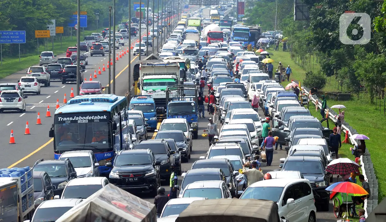 Kendaraan antre menunggu dibukanya jalur menuju kawasan Puncak dan sekitarnya di pintu keluar Tol Gadog, Ciawi, Bogor, Jawa Barat, Kamis (29/10/2020). Libur panjang dimanfaatkan warga Ibu Kota untuk mengisi liburan. (merdeka.com/Arie Basuki)