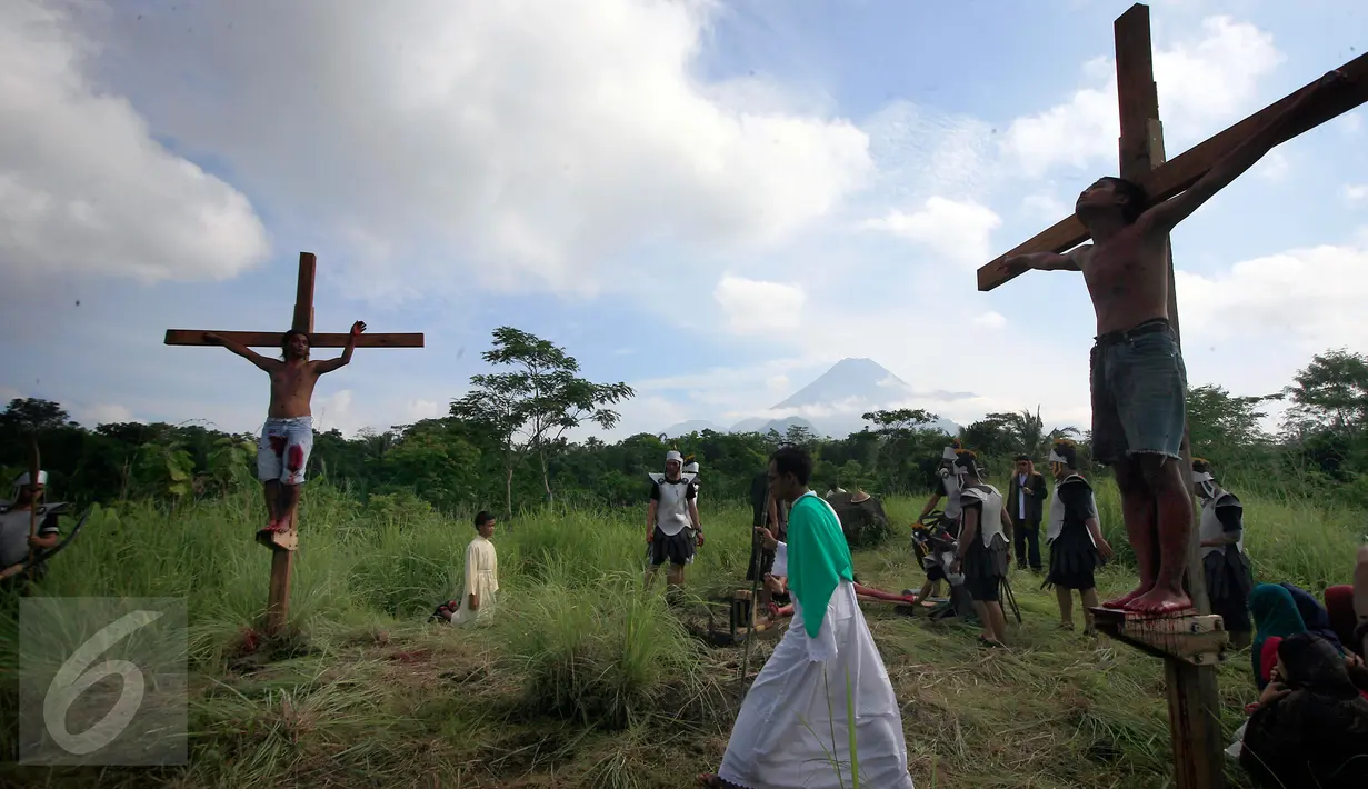 Umat katholik Mengikuti prosesi drama penyaliban Yesus Kristus di lereng Merapi Dusun Ponggol, Sleman, Yogyakarta, (25/3/2016) .Drama penyaliban di selenggarakan untuk memperingati Hari Raya Paskah.(Boy Harjanto)