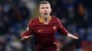 Striker AS Roma, Edin Dzeko, merayakan gol yang dicetaknya ke gawang Cagliari pada laga Serie A di Stadion Olimpico, Roma, Minggu (22/1/2017). Dzeko menjadi top scorer Serie A dengan 29 gol. (EPA/Angelo Carconi)