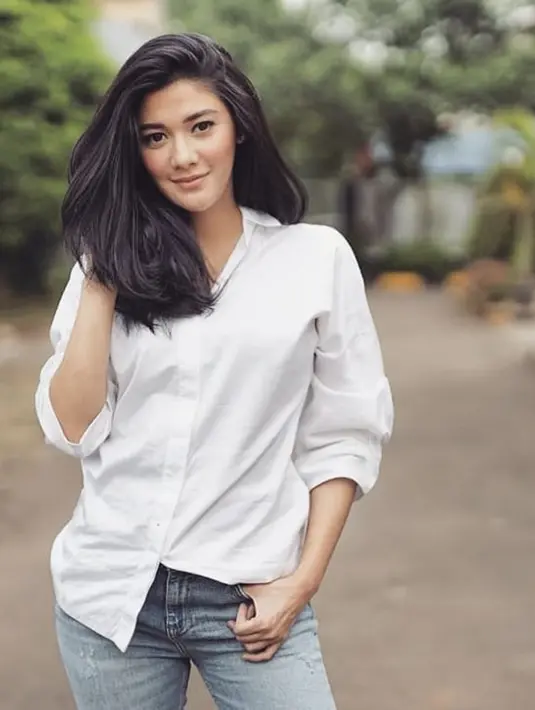 Gaya sederhana Nay dengan kemeja polos putih yang dipadukan dengan celana denim pun tetap membuatnya memesona. Ia bahkan memilih untuk menggerai rambut serta menggunakan riasan makeup natural. (Liputan6.com/IG/@naymirdad)