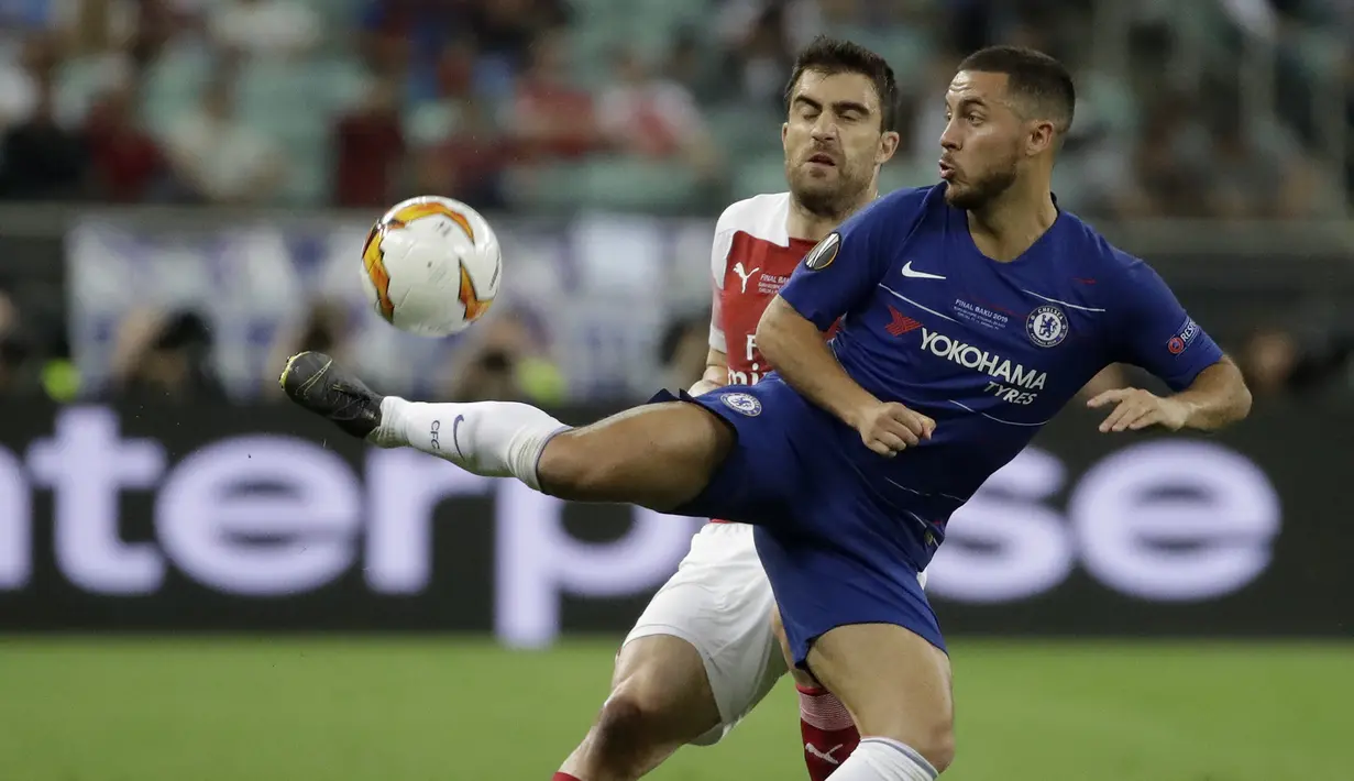 Penyerang Chelsea, Eden Hazard, berebut bola dengan bek Arsenal, Sokratis Papastathopoulos, pada laga final Liga Eropa di Baku Olympic Stadium, Kamis (30/5) dini hari WIB. Chelsea menang 4-1 atas Arsenal. (AP Photo/Luca Bruno)