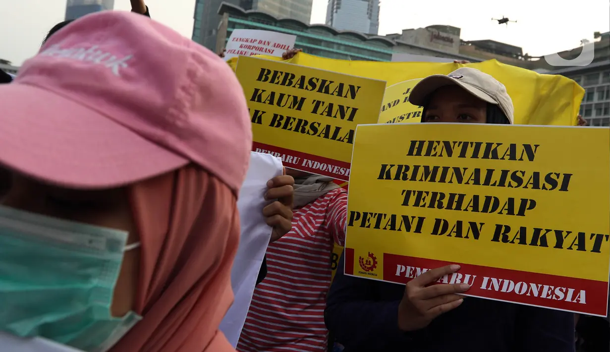 Aktivis lingkungan melakukan long march dari Dukuh Atas menuju Istana, Jakarta, Sabtu (26/10/2019). Mereka meminta Presiden Joko Widodo atau Jokowi lebih memperhatikan isu lingkungan seperti penyelamatan hutan dan pelindungan petani. (Liputan6.com/JohanTallo)