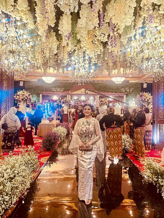 6 Outfit Kondangan Ala Bella Saphira, Inspirasi Tampil Fresh di Usia 50 Tahun