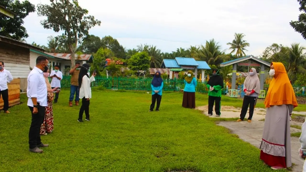 CEO PTPN V Jatmiko K Santosa mengunjungi perumahan karyawan kebun Sei Rokan untuk mensosialisasikan pentingnya protokol kesehatan.
