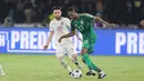 Aksi bek Timnas Indonesia, Calvin Verdonk (kiri), pada pertandingan melawan Arab Saudi di Kualifikasi Piala Dunia 2026, di Stadion GBK, Jakarta, Selasa (19/11/2024). (Bola.com/Muhammad Iqbal Ichsan)