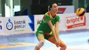 Alaina Bergsma, tengah serius berlatih  bersama tim putri Gresik Petrokimia di Gor Ken Arok, Malang, Sabtu (20/2/2016). (Bola.com / Nicklas Hanoatubun)