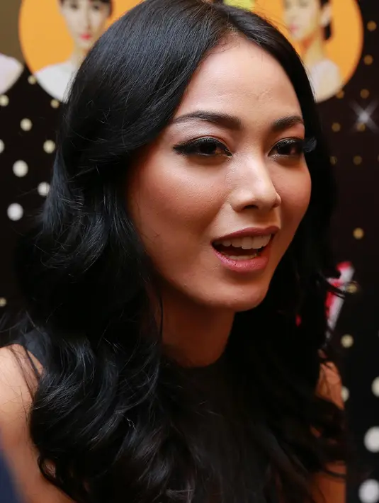 “Dulu kesal, tapi makin ke sini banyak yang bilang suara aku seksi. Terus lama-lama aku sadar ngapain ya kesal. Percaya diri aja biar suara serak serak nggak jelas," tandas Whulandary Herman. (Galih W. Satria/Bintang.com)