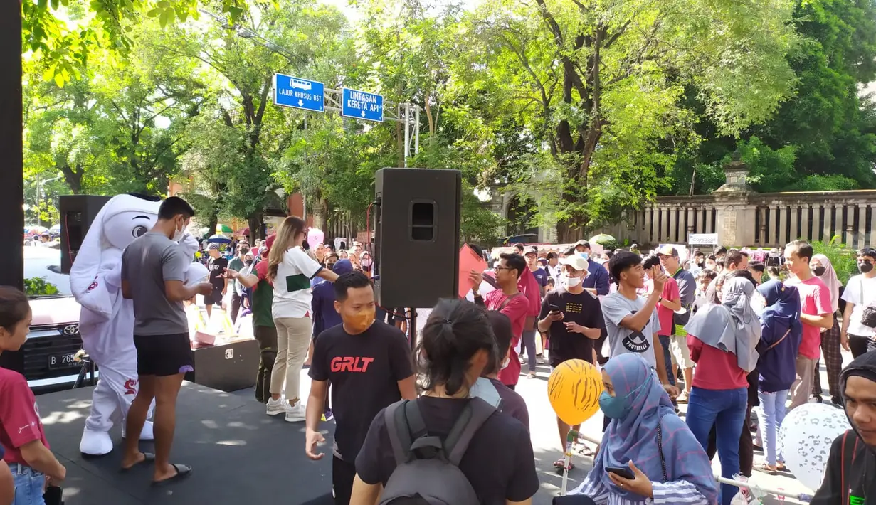 Maskot Piala Dunia 2022, La'eeb menyapa warga saat menyemarakan CFD Jl Slamet Riadi, Solo, Minggu (30/10/2022). Acara ini juga tutur disemarakkan oleh marching band dari Dispora Sukoharjo. . (FOTO: Dok. SCM)