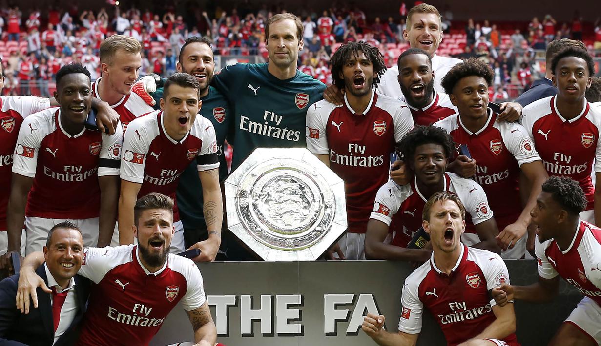 Para pemain Arsenal merayakan gelar Community Shield usai mengalahkan Chelsea di Stadion Wembley, London, Minggu (6/8/2017). Ini merupakan trofi Community Shield yang ke-15 bagi Arsenal. (AFP/Ian Kington)